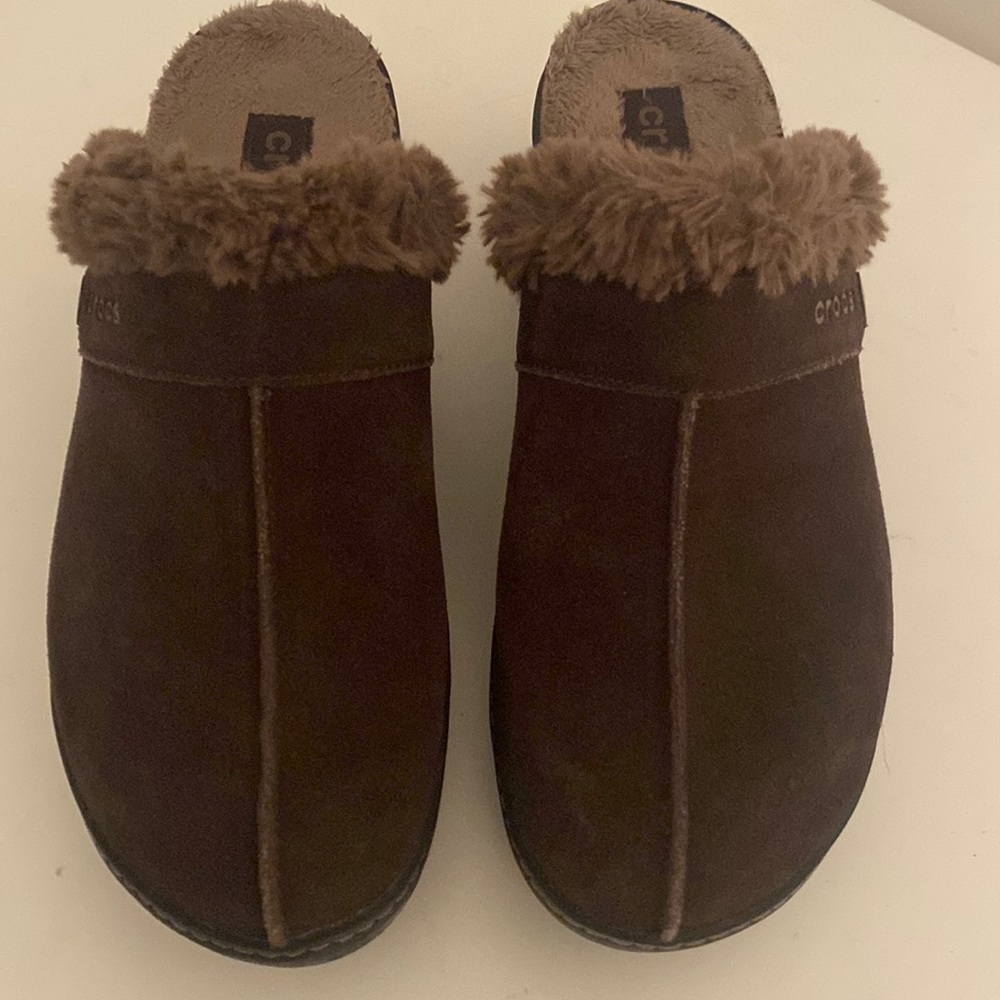 Women’s like new brown croc clogs with fur lining sz 6